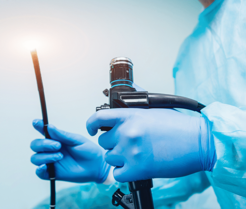 ד"ר אלכס וילקין מצבע בדיקת גסטרוסקופיה